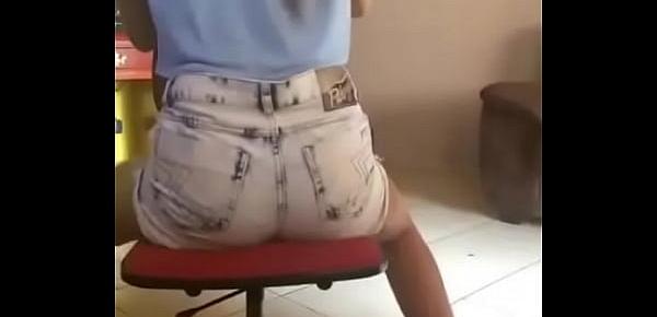  Novinha sensualizando na cadeira que delicia TWERK BRAZIL HIGH